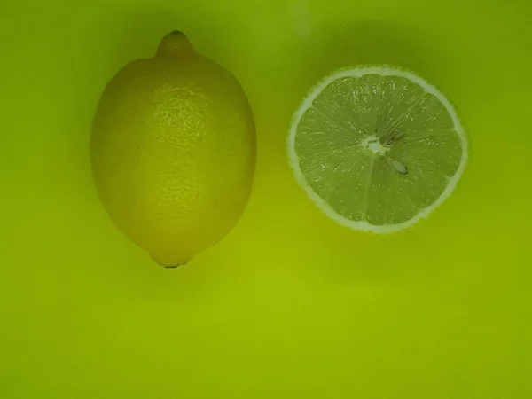 Close Frutas Limão Suculento Fresco Saudável Fundo Amarelo Abstrato Isolado — Fotografia de Stock