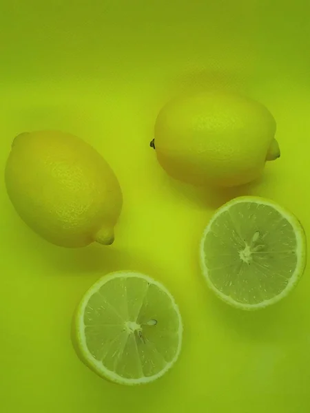 Primer Plano Fruta Jugoso Fresco Limón Sano Sobre Fondo Amarillo — Foto de Stock