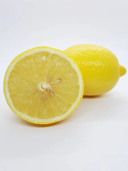 Крупным Планом Фрукты Свежие Спелые Сырые Кислый Лимон Изолированы Белом — стоковое фото