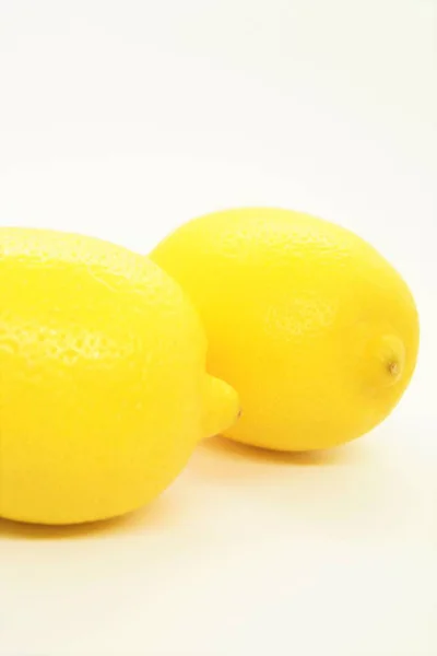 Крупным Планом Фрукты Свежие Спелые Сырые Сочные Желтые Лимоны Изолированы — стоковое фото