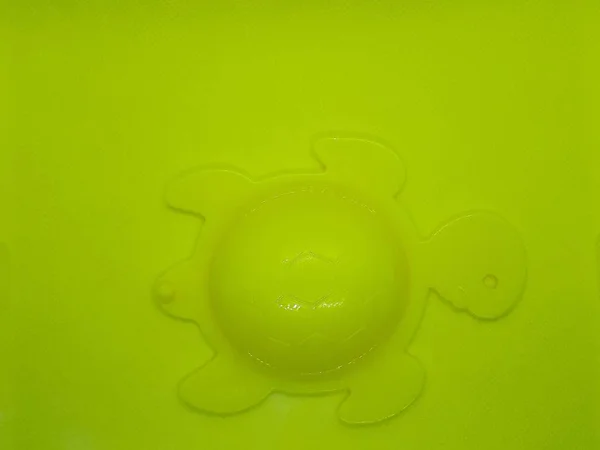 乌龟的特写 象征着长寿 智慧和对抽象的经典黄色背景的保护 — 图库照片