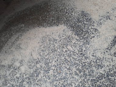 Bokeh efekti ve karakteristik kaba gözenekli dokusu, soyut koyu ve aydınlık lekeleri olan dekoratif bir duvarın yakın çekimi.