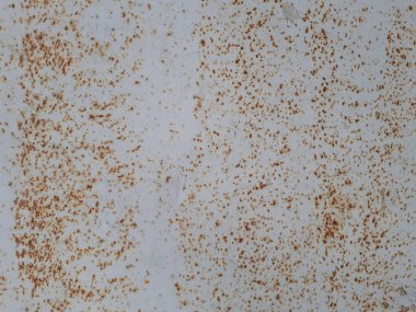 Bokeh efekti ve karakteristik kaba gözenekli dokusu, soyut koyu ve aydınlık lekeleri olan dekoratif bir duvarın yakın çekimi.