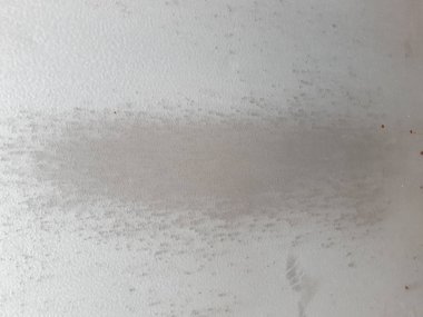 Bokeh efekti ve karakteristik kaba gözenekli dokusu, soyut koyu ve aydınlık lekeleri olan dekoratif bir duvarın yakın çekimi.