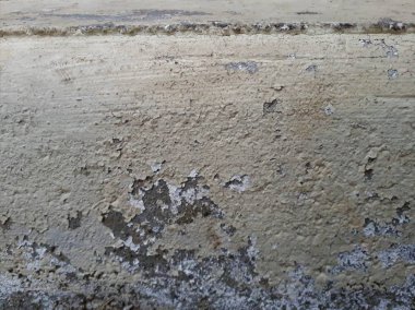 Bokeh efekti ve karakteristik kaba gözenekli dokusu, soyut koyu ve aydınlık lekeleri olan dekoratif bir duvarın yakın çekimi.