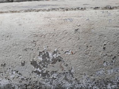 Bokeh efekti ve karakteristik kaba gözenekli dokusu, soyut koyu ve aydınlık lekeleri olan dekoratif bir duvarın yakın çekimi.