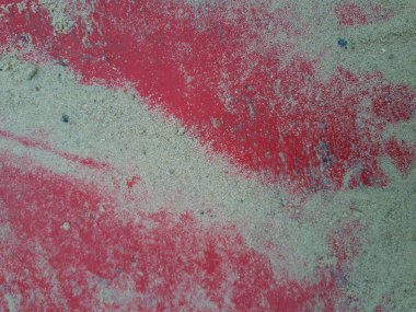 Bokeh efekti ve karakteristik kaba gözenekli dokusu, soyut koyu ve aydınlık lekeleri olan dekoratif bir duvarın yakın çekimi.