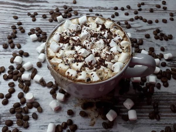 Sıcak Bir Içecek Bir Fincan Kahve Marşmelovlu Kakao Soyut Ahşap — Stok fotoğraf