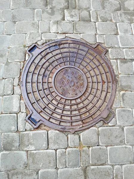 Nahaufnahme Eines Gullideckels Auf Der Straße — Stockfoto