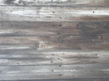 Bokeh efekti ve karakteristik kaba gözenekli dokusu, soyut koyu ve aydınlık lekeleri olan dekoratif bir duvarın yakın çekimi.