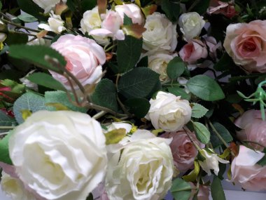 Yapay süs bitkilerinin yakın çekimi, yeşil yapraklı güzel parlak çiçekler.