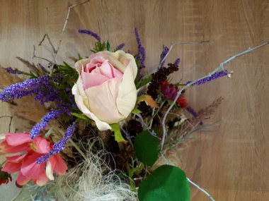  Renkli çiçekler, mumlar ve şenlik masasını dekore etmek için toplar şeklinde bulanık / bokeh efektli soyut dekoratif arkaplan