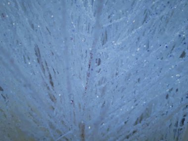  Karlı ağaç dallarının bulanık / bokeh efektli soyut dekoratif arkaplanının yakın plan görüntüsü