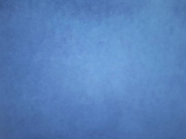 Bokeh etkisi ve karakteristik kaba gözenekli dokuya sahip dekoratif bir duvarın, klasik mavi arka planda soyut koyu ve açık renkli noktaların yakın çekimi.