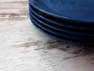 kaplara yakın çekim, soyut ahşap bir yüzey üzerinde klasik mavi tabakalar