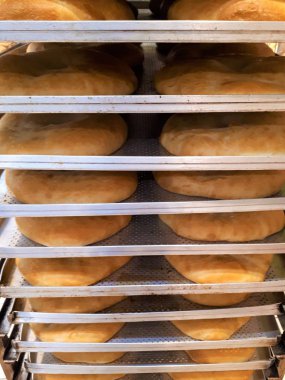  Rafta taze pişmiş un hamur tatlısı, fırında yumuşak sıcak tortilla / ekmek.