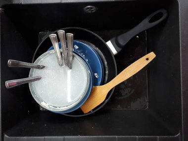  Kirli bulaşıkları lavaboya kapatın.