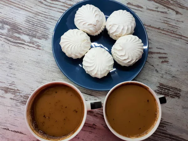 Närbild Stora Koppar Med Kaffe Kakao Och Vita Marshmallows Blå — Stockfoto