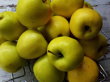  Meyve yakın plan, soyut bir yüzeyde sulu büyük sarı elmalar.