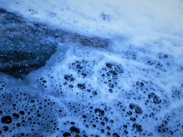 Fundo Abstrato Bolhas Sabão Uma Superfície Pedra Uma Cor Azul — Fotografia de Stock