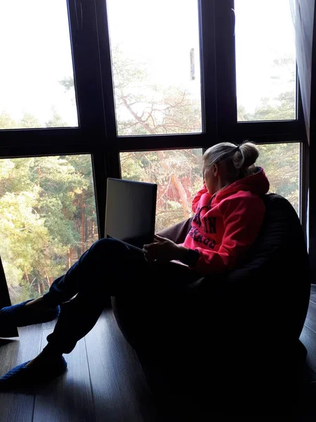 Młoda Blondynka Domu Pracuje Laptopie Rozmawia Przez Telefon Przy Dużym — Zdjęcie stockowe