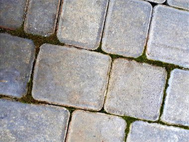 Üzerinde lekeler ve bulanıklık olan taş bir duvarın yakın çekimi. Duvar kağıtları, kartlar, arkaplanlar için tasarım