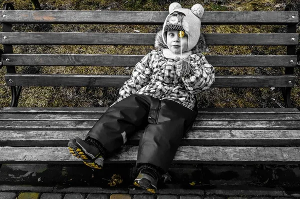 Primer Plano Pequeño Niño Piel Clara Con Ropa Abrigo Con —  Fotos de Stock