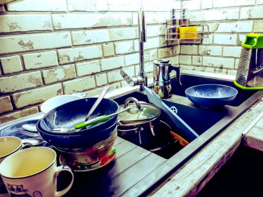 Kirli bulaşıkları lavaboya kapatın.