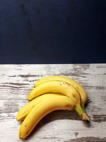 Nahaufnahme Von Gelben Reifen Bananen Auf Einer Abstrakten Holzoberfläche — Stockfoto