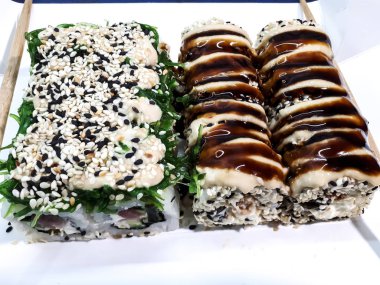 Soyut bir yüzeyde soya soslu bir suşi setinin yakın çekimi.