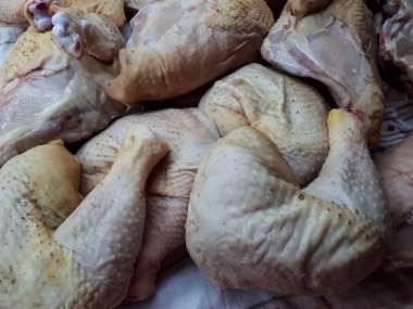 Pişirmek için taze, çiğ, ev yapımı tavuk eti..
