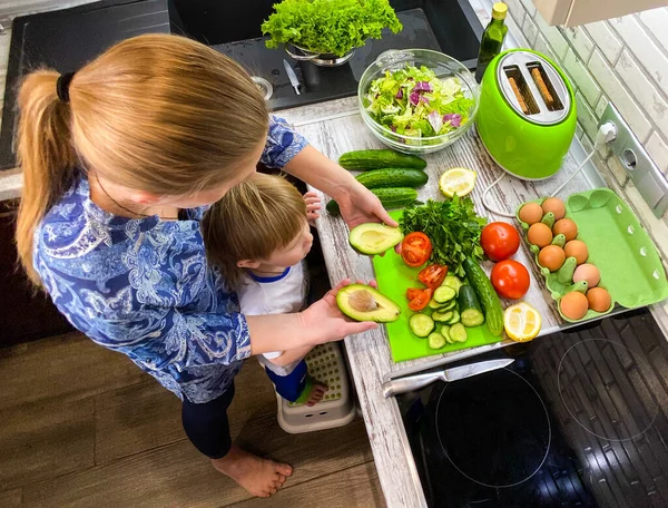 Madre Hijo Piel Clara Preparan Comida Desayuno Cocina Casa — Foto de Stock