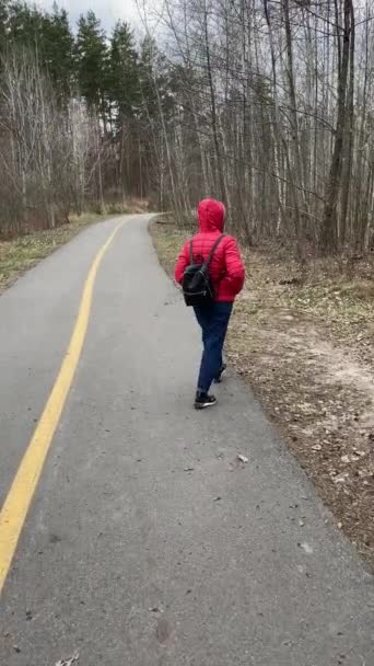 春天的时候 女孩一个人在空旷的公园里散步 — 图库视频影像