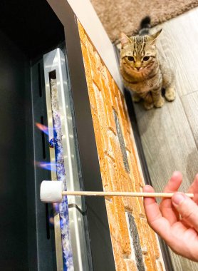 Bir ev / apartmanda şöminenin üstünde kızartılmış şekerlemeler yakın plan..