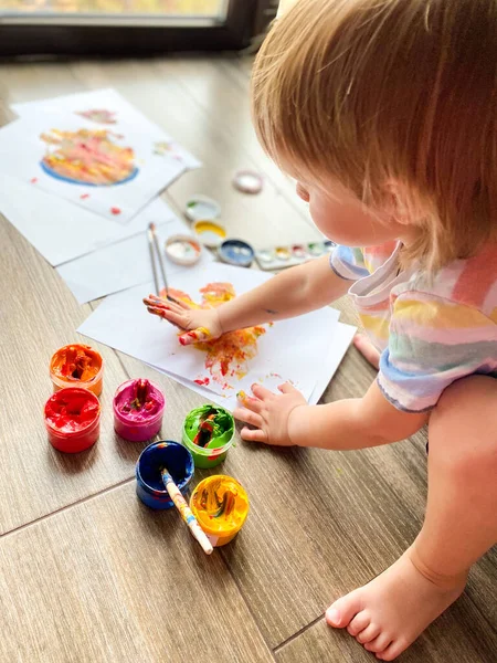 Niño Bebé Piel Clara Dibuja Con Pinturas Colores Sobre Fondo —  Fotos de Stock