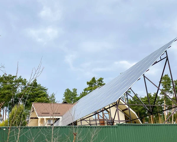 Painéis Solares Montados Telhado Uma Casa Grande — Fotografia de Stock