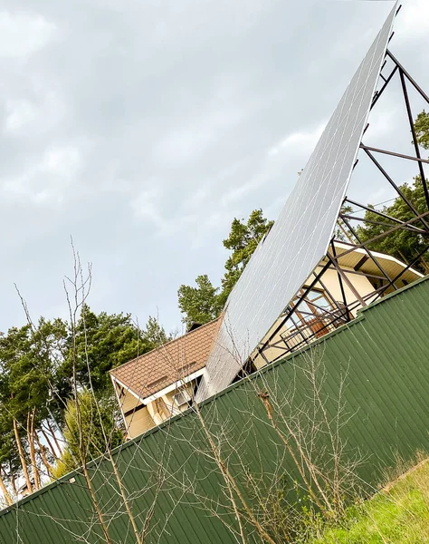 Painéis Solares Montados Telhado Uma Casa Grande — Fotografia de Stock