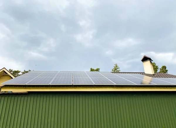 Painéis Solares Montados Telhado Uma Casa Grande — Fotografia de Stock