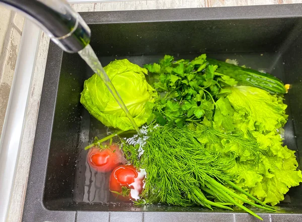 Zöldségek Mosogatóban Vannak Tele Vízzel — Stock Fotó