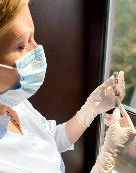 Una Doctora Trabajadora Médica Piel Clara Con Una Bata Blanca — Foto de Stock