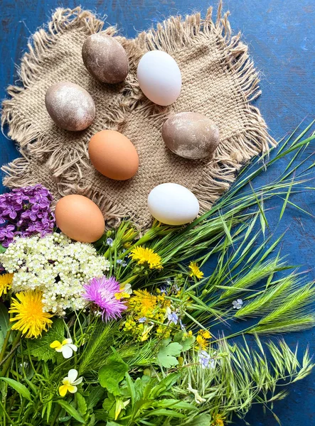 Святкові Великодні Яйця Барвистими Дикими Квітами Фоні Синьої Абстрактної Поверхні — стокове фото