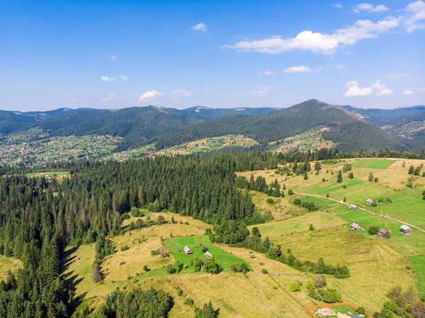 Plano aéreo Montaña colina valle paisaje de un dron . —  Fotos de Stock