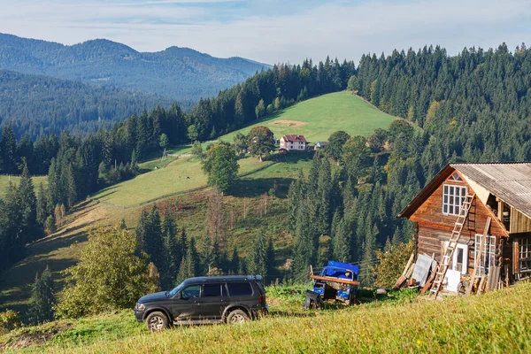 Όμορφη θέα γραφικό ορεινό τοπίο στις Άλπεις με παραδοσιακά παλιά σαλέ βουνό και φρέσκα πράσινα λιβάδια σε μια ηλιόλουστη μέρα με μπλε ουρανό και σύννεφα την άνοιξη — Φωτογραφία Αρχείου
