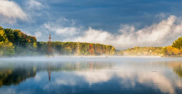 Piękny jesienny krajobraz. Rybacy, łodzie, rzeka poranna, chmury, refleksja — Zdjęcie stockowe