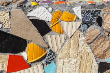 Renkli seramik mozaik zemin ya da duvar. Tekrar kullanılan kırık kiremit.