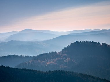 Gün doğumunda sıradağlar. Sabah manzarası