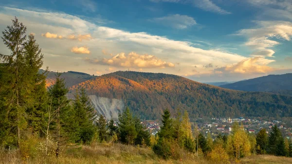 Increíble cielo colorido con nubes amarillas en el paisaje de otoño —  Fotos de Stock