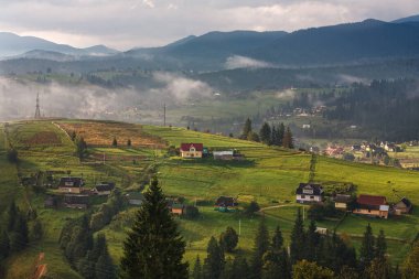 Sisli dağlardaki güneşli tarlalarda inanılmaz hava manzarası.