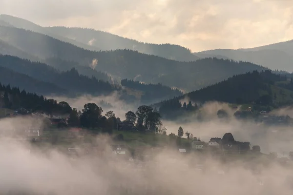 Fantástica niebla de paisaje brumoso en las montañas —  Fotos de Stock