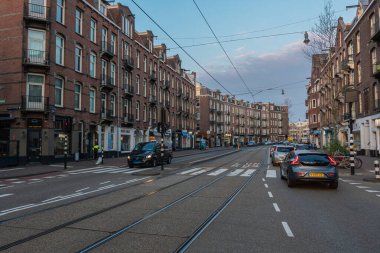 Sabah erken saatlerde Amsterdam caddesinde araba trafiği